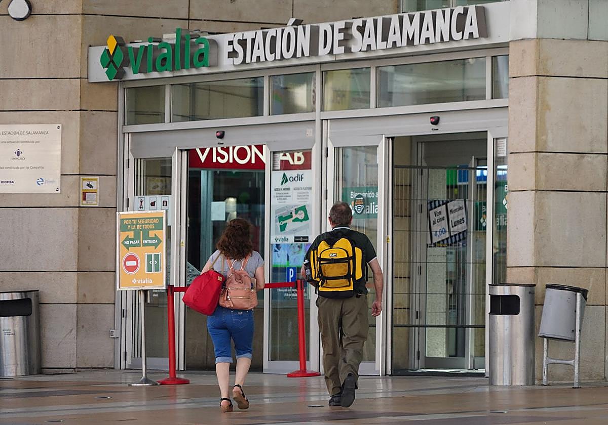Dos turistas se disponen a entrar en la Estación de Vialia.