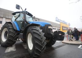 Un tractor en la concentración en torno a grandes superficies del campo en Salamanca