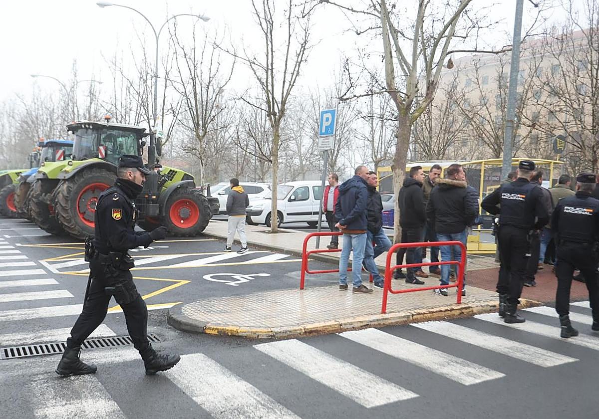 Tractores, agricultores y agentes de la Policía Nacional, en el aparcamiento de Carrefour.