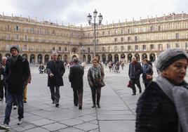 Varias personas transitan por la Plaza Mayor de Salamanca.