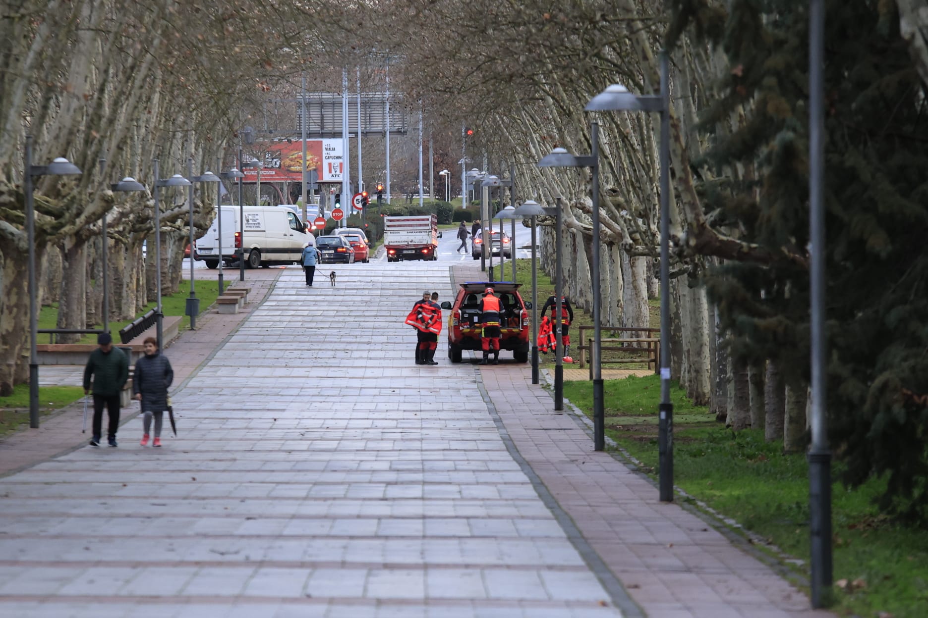 Una dotación de los bomberos de Salamanca, en la zona en la que se ha realizado la búsqueda.