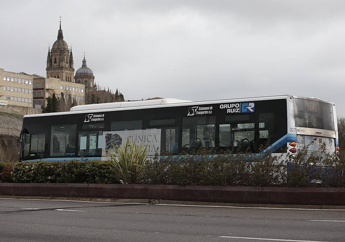 Bus urbano circulando por la ciudad.