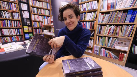La escritora, Beatriz García Sánchez, presentando «Teseo en Llamas» en la librería salmantina Víctor Jara