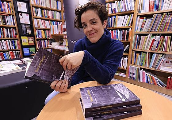 La escritora, Beatriz García Sánchez, presentando «Teseo en Llamas» en la librería salmantina Víctor Jara