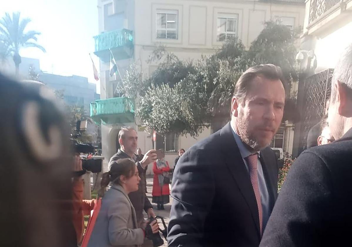 Puente saludando a un portavoz de Corredor Oeste en Badajoz, en el mes de diciembre.