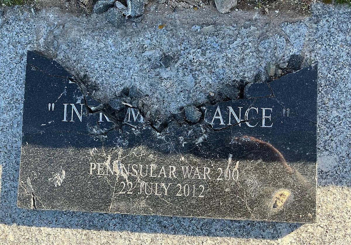 Placa que conmemora los 200 años de la batalla, totalmente destrozada.