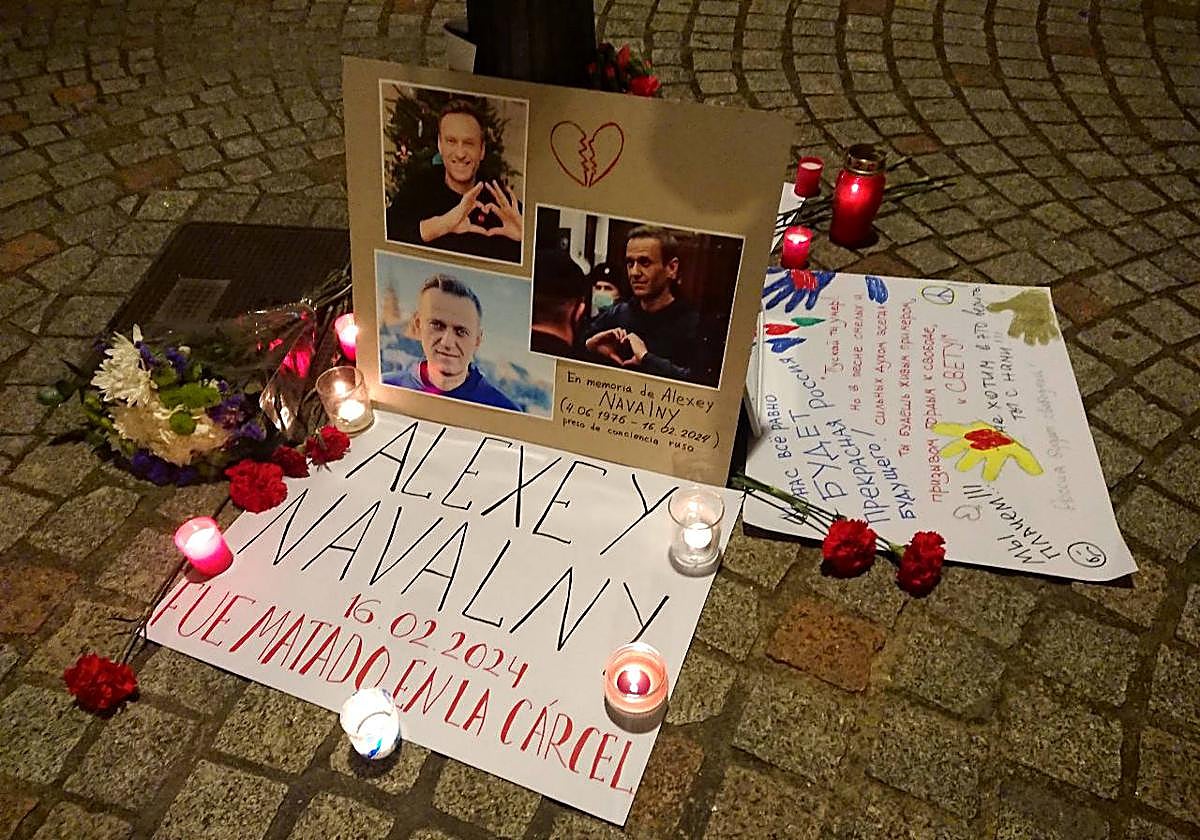 Carteles colocados en la Plaza San Boal en conmemoración de Alexey Navalny.
