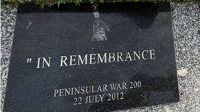 Imagen antes - Destrozan la placa que conmemora los 200 años de la histórica batalla de Arapiles