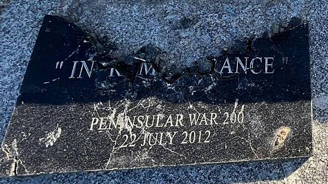 Imagen después - Destrozan la placa que conmemora los 200 años de la histórica batalla de Arapiles