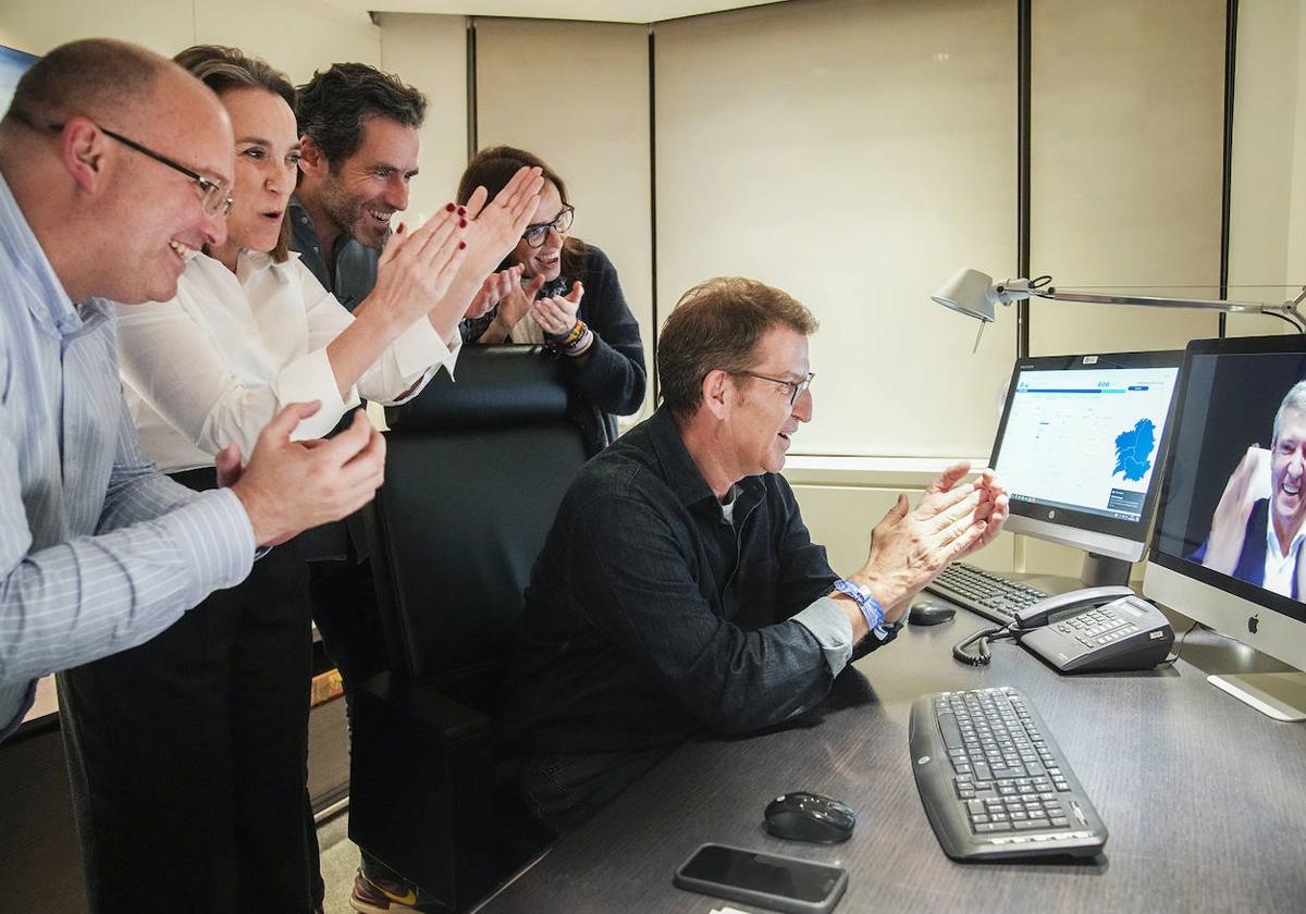 El presidente del PP Alberto Nuñez Feijóo mantiene una vidoconferencia con el ganador de las elecciones gallegas por el Partido Popular Alfonso Rueda tras el escrutinio.