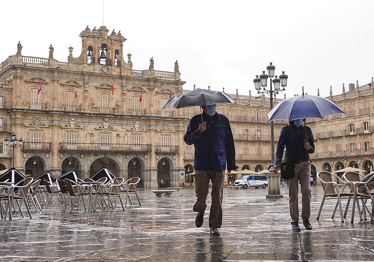 Dos personas pasean por la Plaza Mayor de Salamanca.