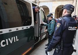 El acusado, saliendo del furgón para entrar en la Audiencia Provincial.