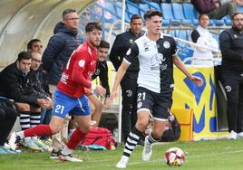 Teijeira, con el balón, ante el Tarazona en la primera vuelta.