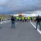 Los agricultores cortan por tercer viernes consecutivo la A-50 en Peñaranda