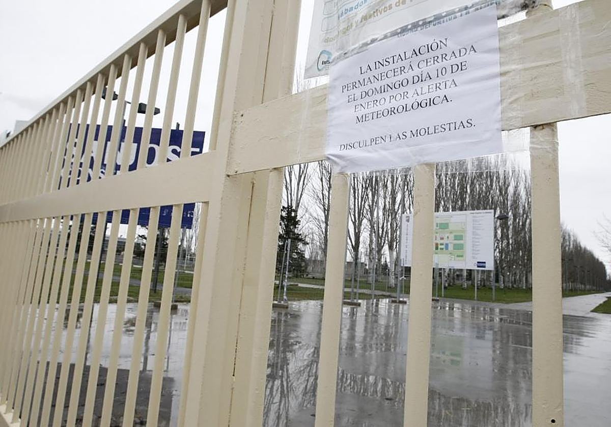 Imagen de archivo de un cartel anunciando el cierre de la Ciudad Deportiva de la Aldehuela por el tiempo.