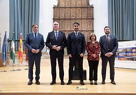 El alcalde, a la izquierda, junto a otros representantes del grupo de ciudades.