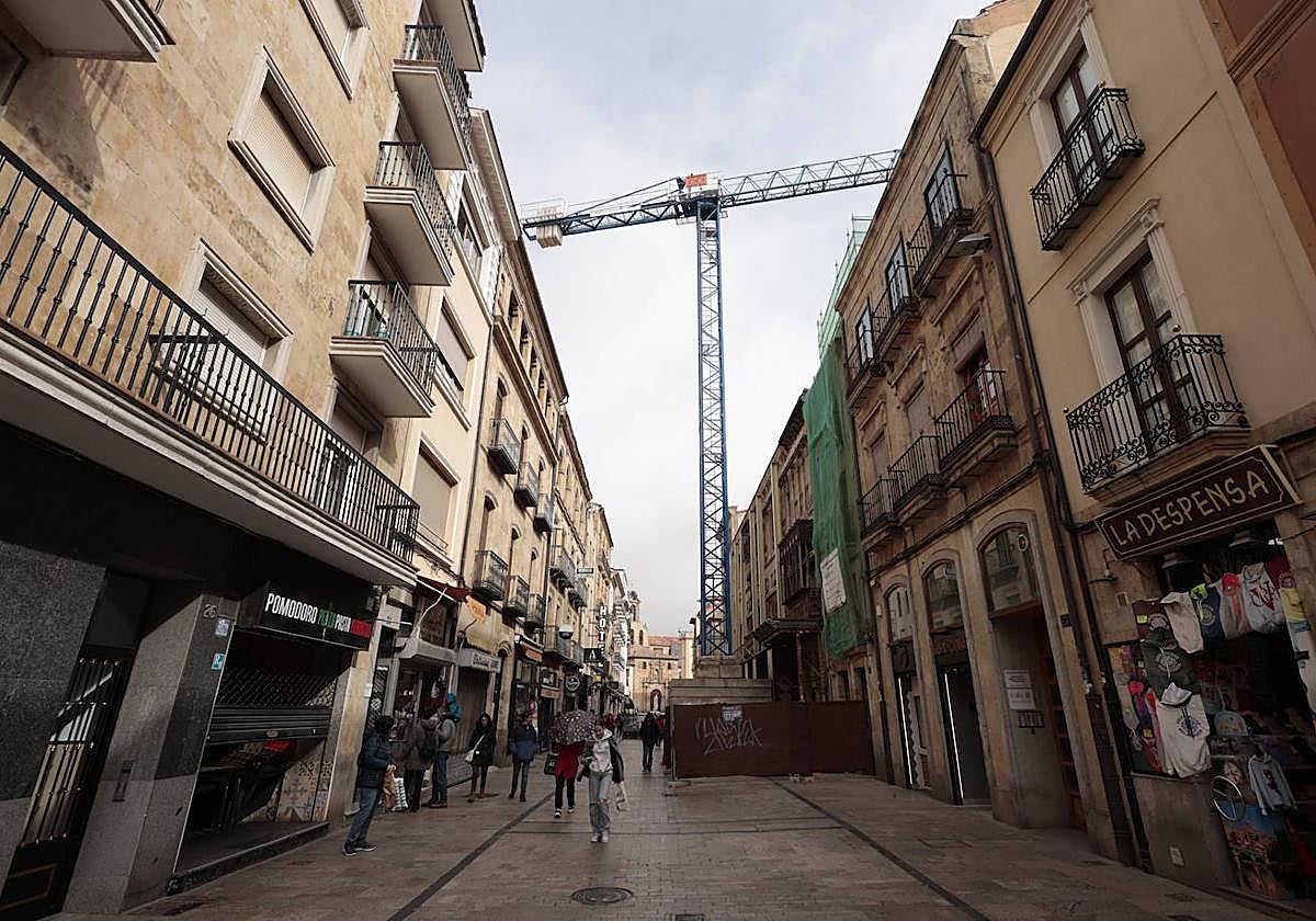 Imagen actual de la Rúa con la grúa en medio.