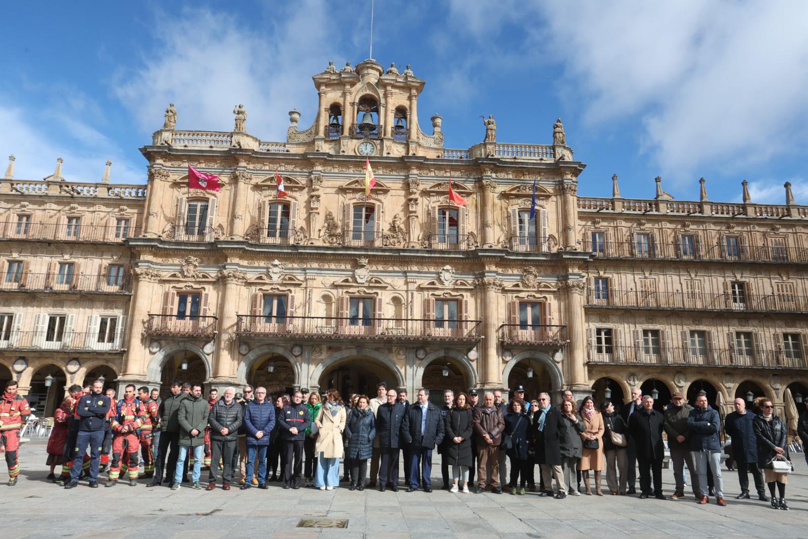 Salamanca rinde homenaje en un minuto de silencio a las víctimas del incendio de Valencia