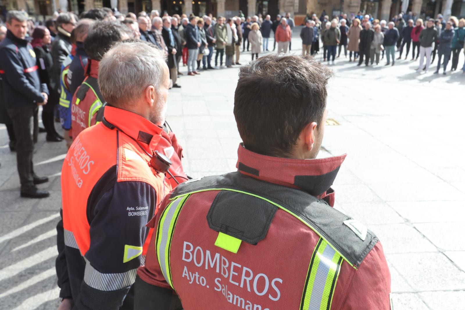 Salamanca rinde homenaje en un minuto de silencio a las víctimas del incendio de Valencia