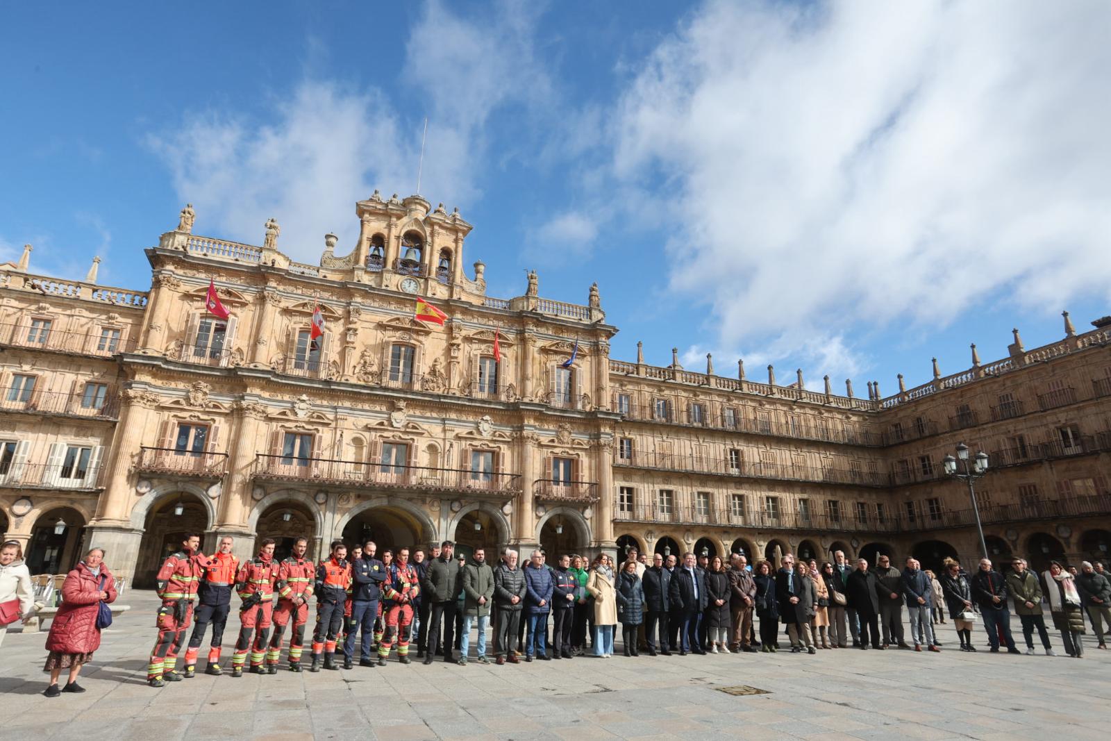 Salamanca rinde homenaje en un minuto de silencio a las víctimas del incendio de Valencia