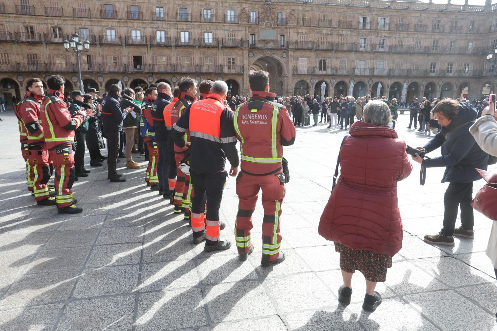 Salamanca rinde homenaje en un minuto de silencio a las víctimas del incendio de Valencia