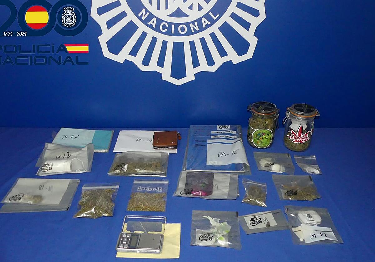 Artículos que portaba la pareja detenida en Salamanca.