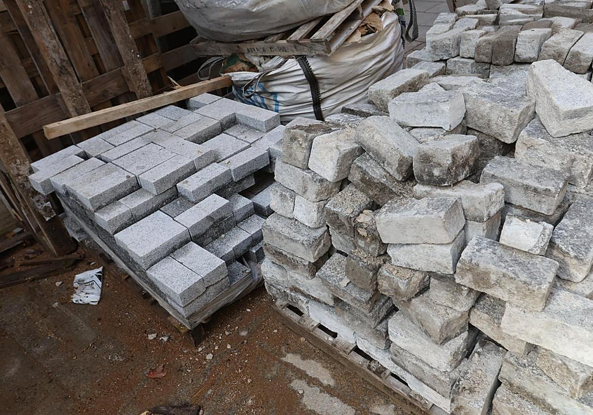 Adoquines que se han sustituido y los nuevos en una de las obras.