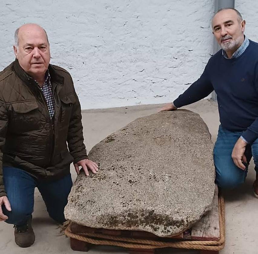 ngel Justo Rubio, alcalde de Villasrubias, y José Luis Francisco, arqueólogo descubridor del hallazgo, junto a la estela antropomorfa