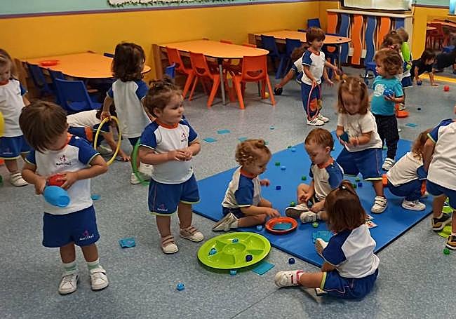 Los más pequeños juegan en el Centro Infantil.