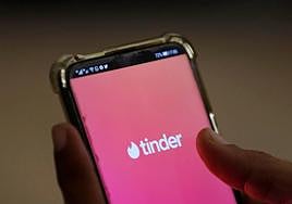 Un móvil con la aplicación de Tinder.