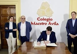 El presidente de la Junta de Castilla y León, Alfonso Fernández Mañueco, participa en el acto de celebración por el 50 Aniversario del Colegio Maestro Ávila.