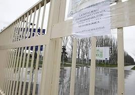 Imagen de archivo de un cartel anunciando el cierre de la Ciudad Deportiva de la Aldehuela por el tiempo.