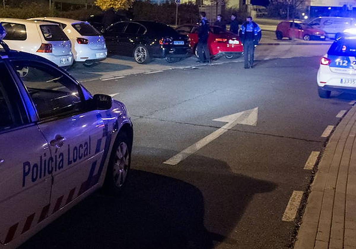 Dos coches de la Policía Local, en una imagen de archivo.