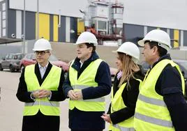 El presindente de la Junta de Castilla y León visitando las obras de la nueva planta de Novartis.