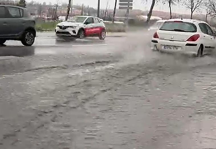Varios coches, a su paso por la Avenida José Núñez Larraz.