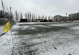 Uno de los campos de fútbol base nevados en Salamanca este sábado.
