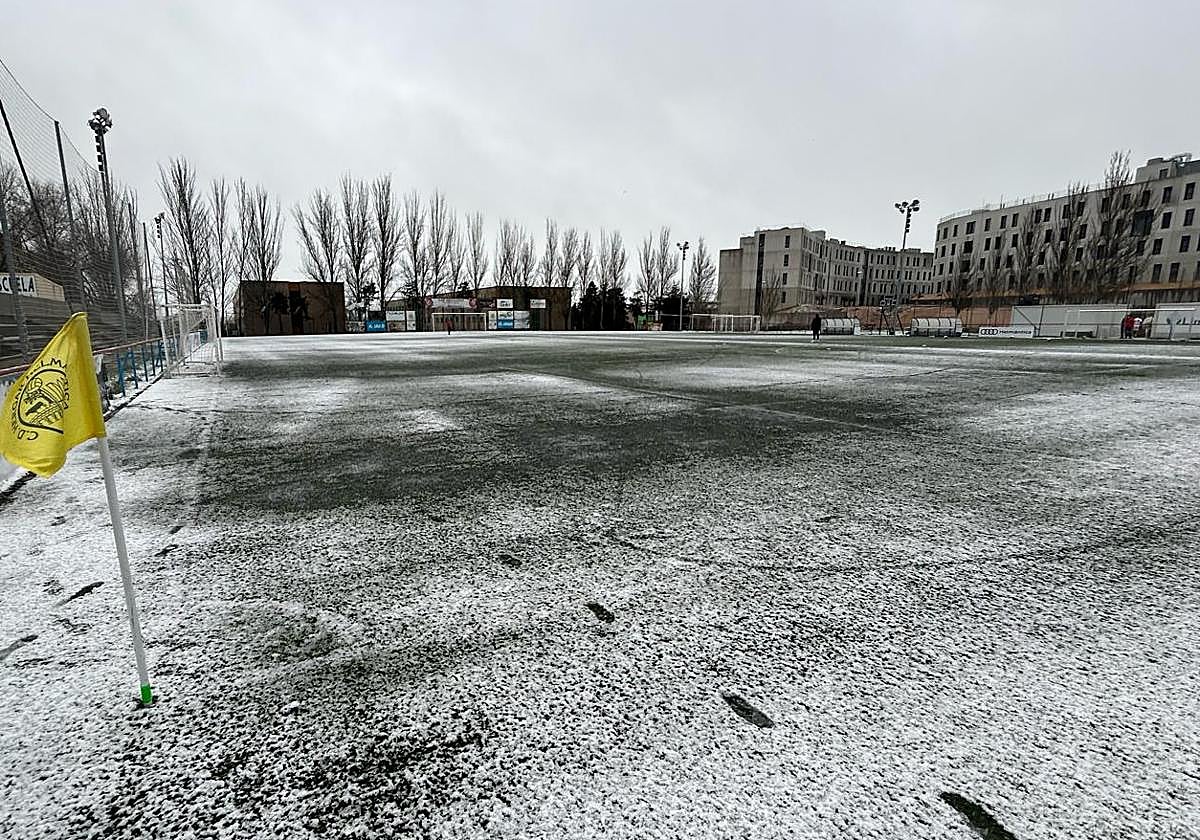 Uno de los campos de fútbol base nevados en Salamanca este sábado.