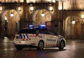 Patrulla de la Policía Local de Salamanca en la Plaza Mayor.