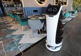 Uno de los robots camareros que cuenta el restaurante Miyaki.