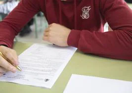 Imagen de archivo, alumno realizando un examen.