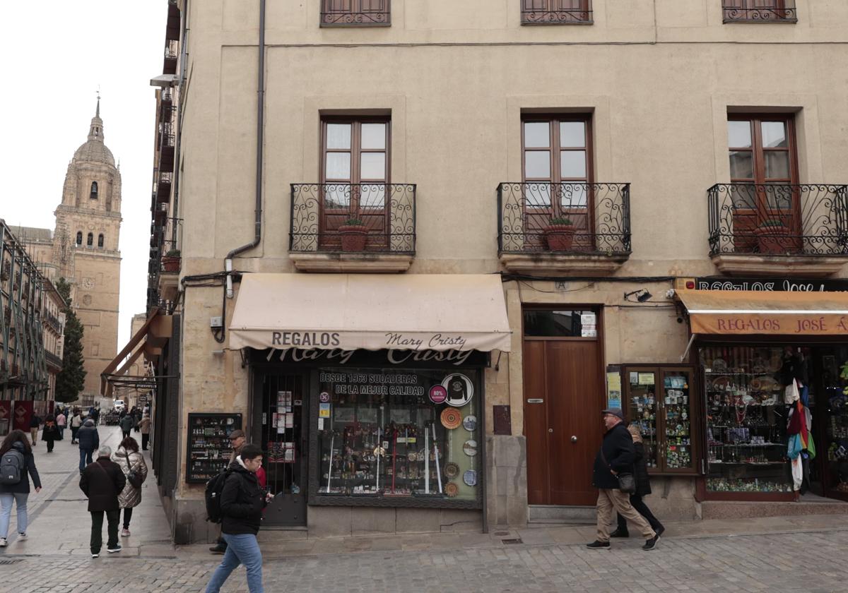 La resistencia de las tiendas de souvenir en Salamanca: «Vas paseando por la Rúa y parece Madrid»