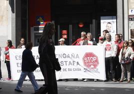 Concentración de miembros de STOP Desahucios ante una sucursal bancaria en Salamanca.