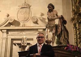 José Manuel Canal delante de Jesús Flagelado antes de su Vía Crucis