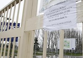 Un cartel indica que La Aldehuela estaba cerrada pro el mal tiempo