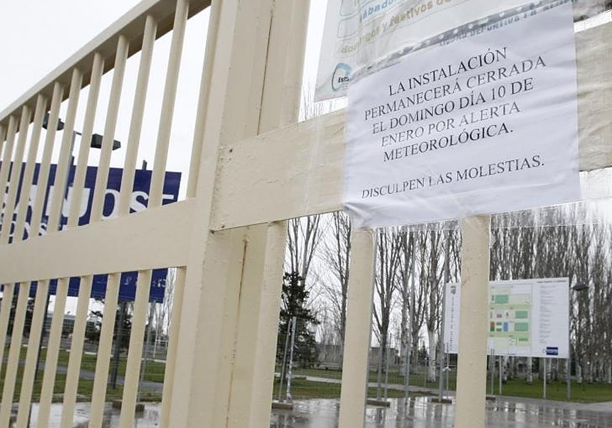 Un cartel indica que La Aldehuela estaba cerrada pro el mal tiempo