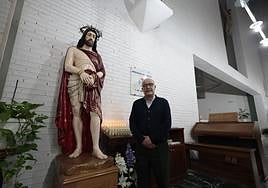 Gregorio García junto a Jesús del Vía Crucis en su nueva ubicación