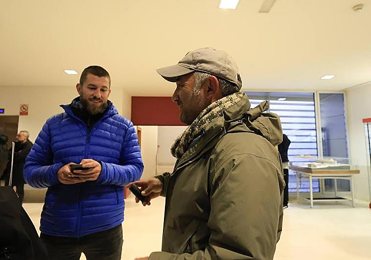 José María Galán atiende a varias personas antes de la charla.