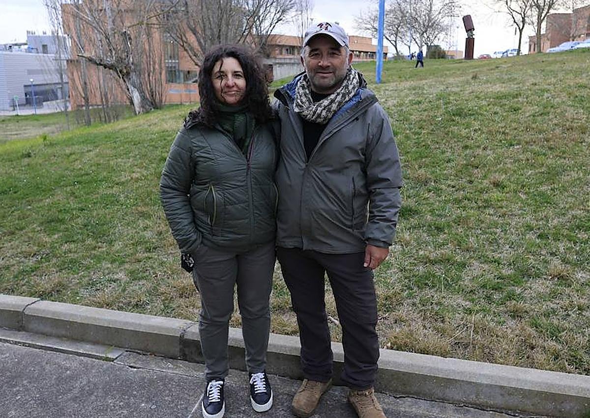 Imagen secundaria 1 - Galán, enseñando una huella en su móvil, con la colaboradora de Salamancahoy, Ana Carlos, y el auditorio durante su charla.