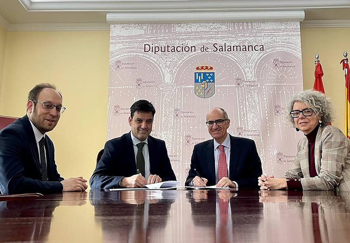 Javier Iglesias, junto a los representantes de Unicaja, Manuel Rubio, director territorial de Castilla y León Sur, y Cristina Sánchez, gestora de Negocio Institucional de Castilla y León.