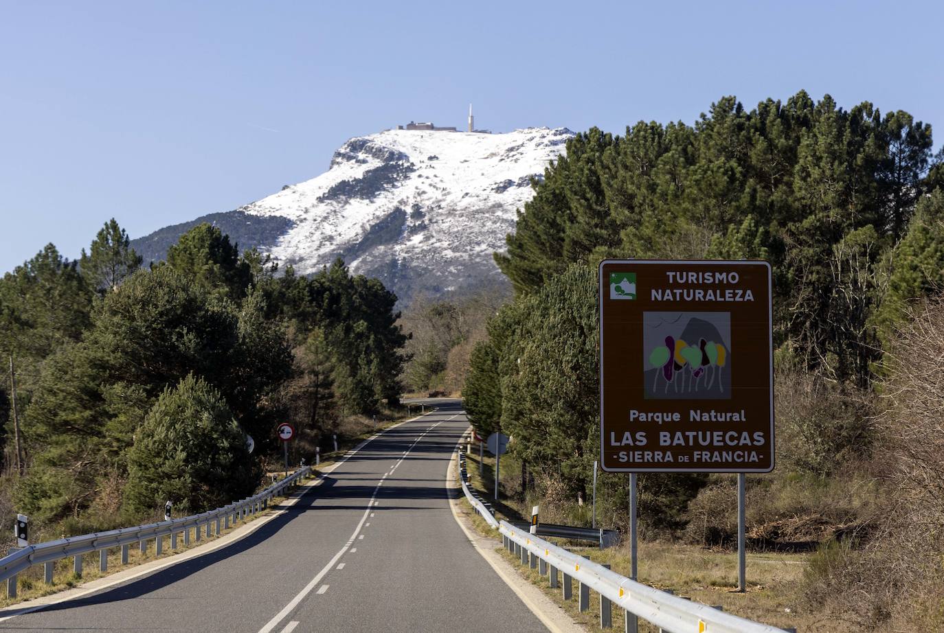 La belleza del santuario de la Peña de Francia aislado por la nieve